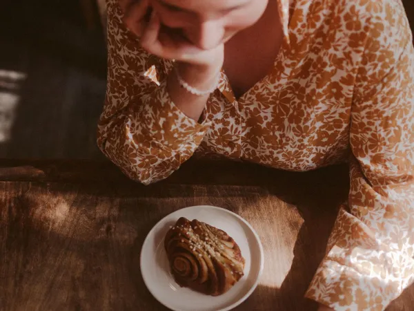 Nainen ja ihanat pullakahvit.