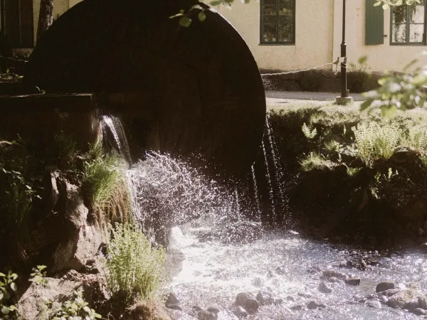 Puinen vesipyörä Matildanpuron alajuoksulla keskellä ruukkialuetta.