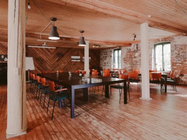 Kokoustila vanhassa kankirautavarasto-rakennuksessa.