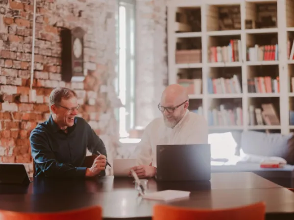 Kaksi miestä pitämässä kokousta kokoustila Kankirautavarastossa.