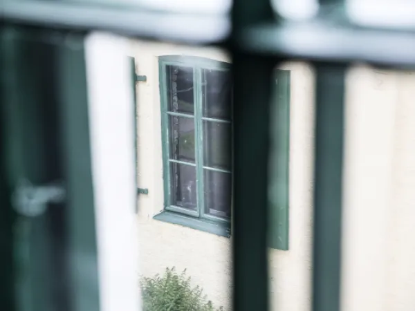 Vihreät ikkunanpokat kuvattuna toisen ikkunan lävitse Mathildedalin ruukilla.